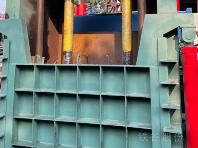 江陰產(chǎn)250噸立式打包機(jī)，包塊1.1?1.6米圖3